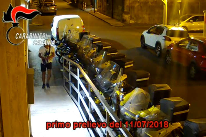 Giarre, rubava carte di credito e bancomat ad anziani e prelevava il denaro: arrestato VIDEO