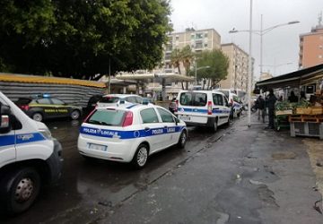 Catania, anti abusivismo: maxi sequestro di frutta in piazza Risorgimento