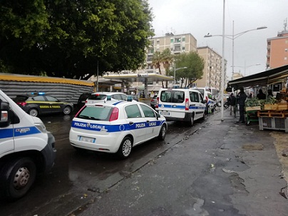 Catania, anti abusivismo: maxi sequestro di frutta in piazza Risorgimento