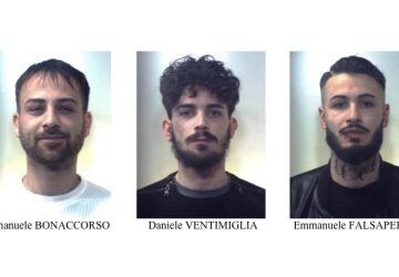 Fuggono da un posto di controllo con un'auto rubata e si schiantano contro un muro: arrestati