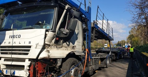 A18, grave incidente nel tratto di Tagliaborse. Bisarca perde controllo e invade la corsia: tragedia sfiorata