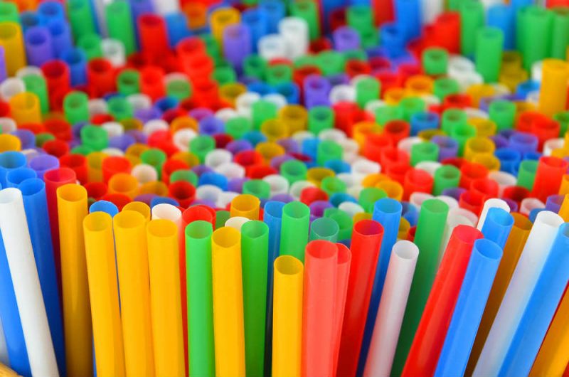 Riciclo creativo cannucce di plastica: 4 idee da provare a casa