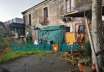 Riposto, blitz interforze di carabinieri e polizia municipale in un casolare di via Mattarella: riscontrate gravi carenze igienico sanitarie VD