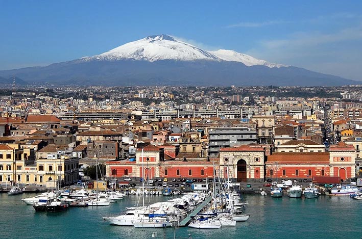 Catania per gli amanti delle attività all’aperto: dal mare al vulcano