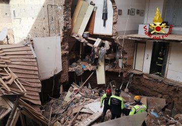 Catania, all&rsquo;alba crolla parzialmente una palazzina. Intervento dei Vigili del fuoco VIDEO