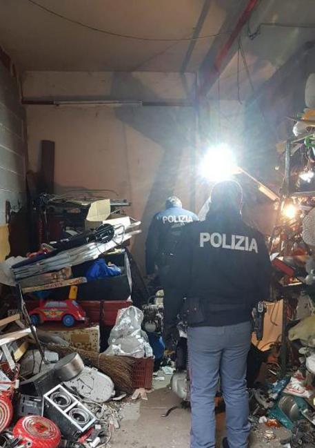 Catania, discarica in una bottega comunale di Librino