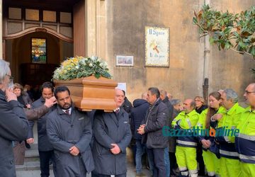 A Nunziata i funerali di Luigi Magaraci. Il parroco:  "Basta morti. Troppe vittime hanno pagato un prezzo altissimo" VIDEO