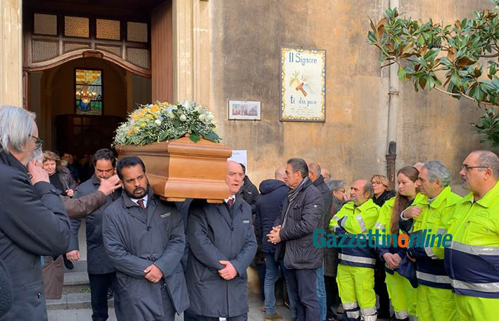 A Nunziata i funerali di Luigi Magaraci. Il parroco:  “Basta morti. Troppe vittime hanno pagato un prezzo altissimo” VIDEO