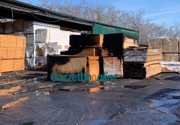 Giarre, incendio danneggia azienda di costruzione di case in legno VIDEO