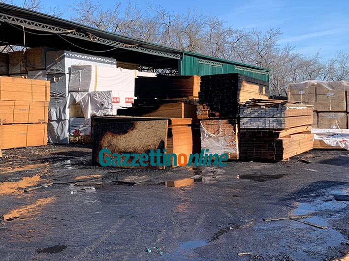 Giarre, incendio danneggia azienda di costruzione di case in legno VIDEO