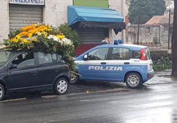 Catania, controlli a tappeto della polizia a Librino: nel mirino gli addobbi floreali al cimitero