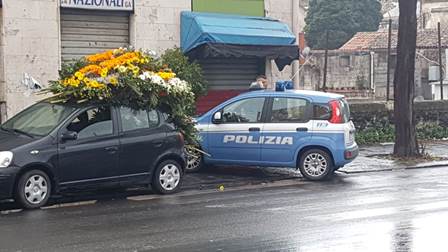 Catania, controlli a tappeto della polizia a Librino: nel mirino gli addobbi floreali al cimitero