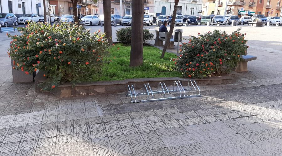 Mascali, al  via la mobilità sostenibile: rastrelliere per bici in centro e nelle scuole