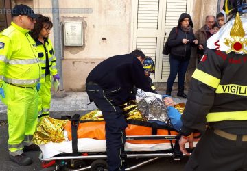 Belpasso, Vigili del fuoco soccorrono persona obesa in difficolt&agrave;