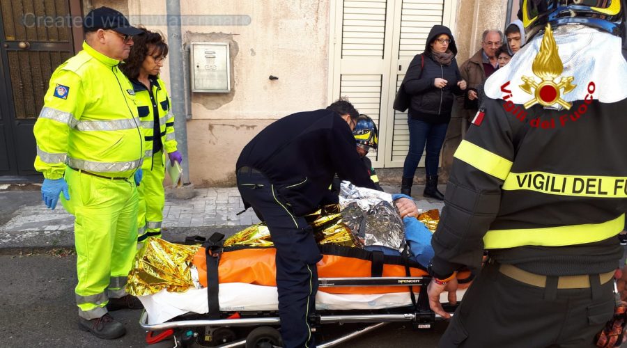 Belpasso, Vigili del fuoco soccorrono persona obesa in difficoltà