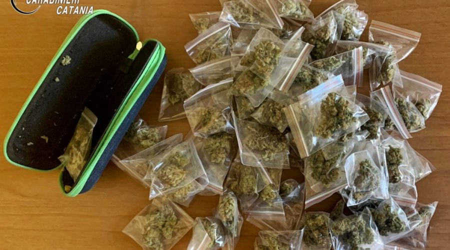 Catania,  una coppia sorpresa a spacciare in auto con la figlia di nove anni