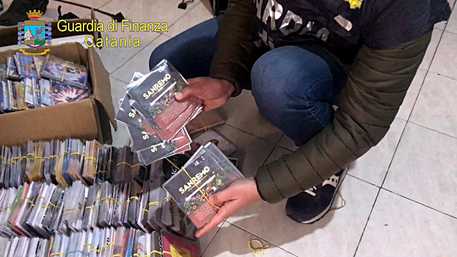 Catania, scoperta centrale per la masterizzazione illegale di cd e dvd