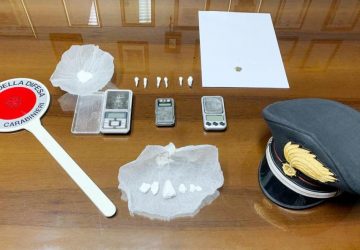 Palagonia, gestivano in casa un market della droga: arrestata una coppia