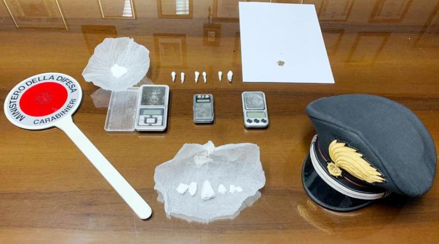 Palagonia, gestivano in casa un market della droga: arrestata una coppia