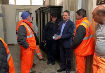 Mascali, stipendi arretrati operatori ecologici: sindaco chiede alla ditta chiarimenti