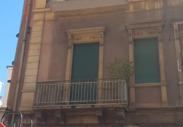Catania, divampa incendio in un appartamento: ferito un giovane di colore