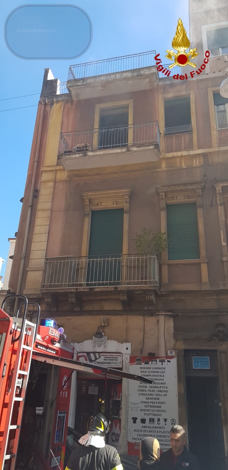 Catania, divampa incendio in un appartamento: ferito un giovane di colore