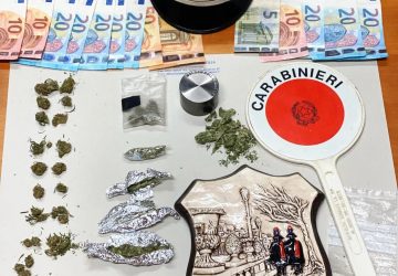 Mazzarrone, due spacciatori minorenni sorpresi con la droga in tasca