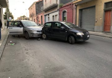 Giarre, potente collisione tra due auto: solo grande paura
