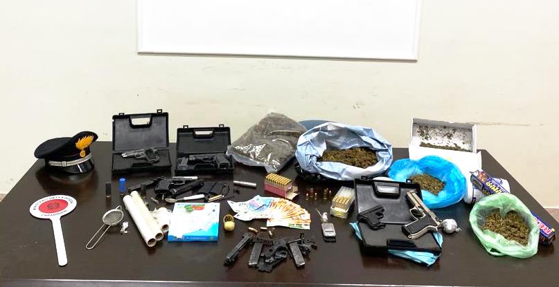 Due fratelli si occupavano dello spaccio e modificavano armi: arrestati