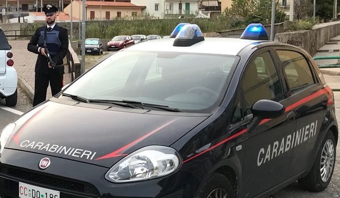San Michele di Ganzaria, si oppone al controllo e cerca di aggredire carabinieri e vigili urbani: arrestato