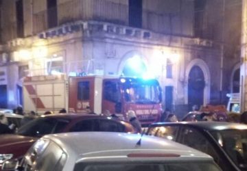 Acireale, divampa incendio in una abitazione in zona pescheria