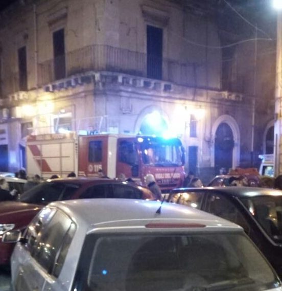 Acireale, divampa incendio in una abitazione in zona pescheria