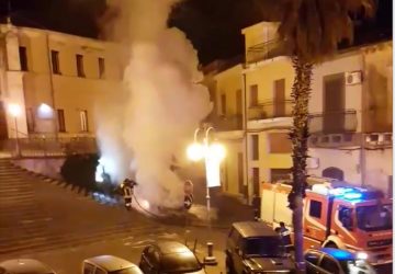 San Giovanni Montebello, a fuoco auto in piazza