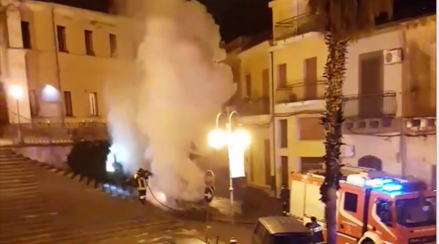 San Giovanni Montebello, a fuoco auto in piazza
