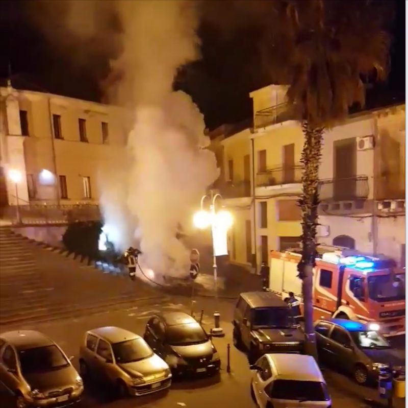 San Giovanni Montebello, a fuoco auto in piazza