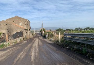Riposto, bitumato un lungo tratto della Riposto Mascali
