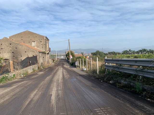 Riposto, bitumato un lungo tratto della Riposto Mascali