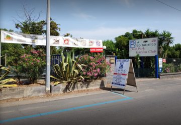 Fiumefreddo, divampa incendio all&rsquo;Oasi Park Garden. In azione i Vigili del fuoco