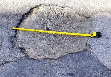 Giarre-Riposto, emergenza buche: l'appello social di una madre preoccupata ai due sindaci