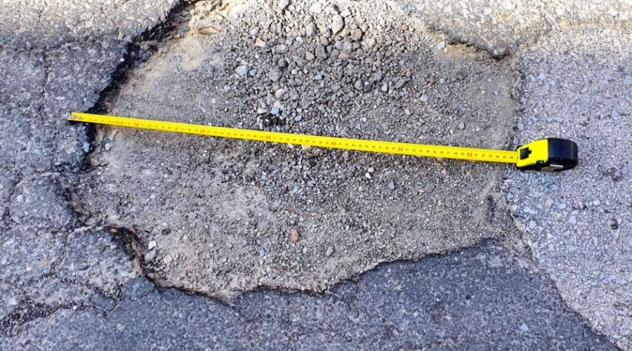 Giarre-Riposto, emergenza buche: l’appello social di una madre preoccupata ai due sindaci