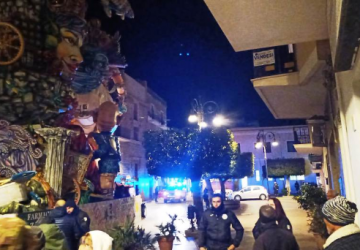 Bimbo cade da carro di carnevale a Sciacca e muore