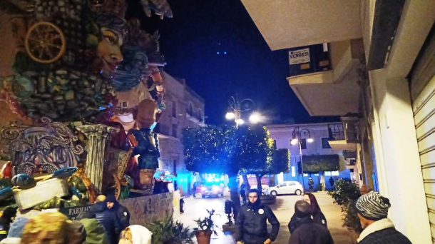 Bimbo cade da carro di carnevale a Sciacca e muore