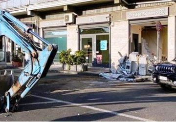 Assalti ai bancomat con gli escavatori, blitz della Polizia a Catania e Trapani: 18 arresti