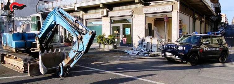 Assalti ai bancomat con gli escavatori, blitz della Polizia a Catania e Trapani: 18 arresti