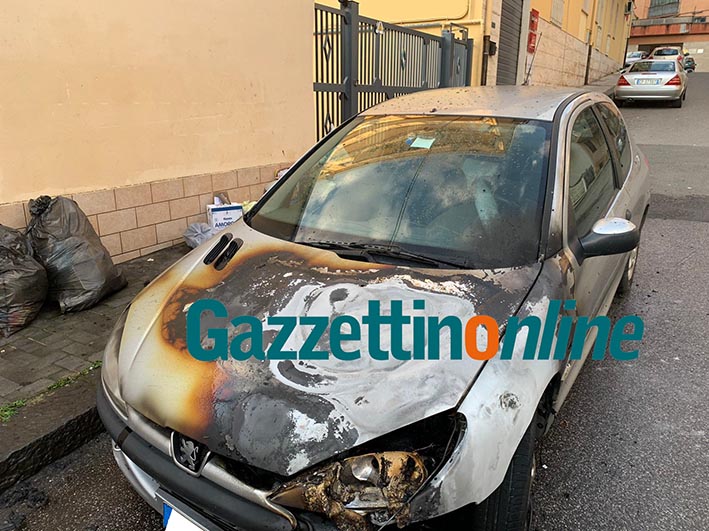 Giarre, incendio auto in via Catania