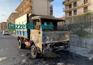 Giarre, a fuoco un autocarro in via Marrone