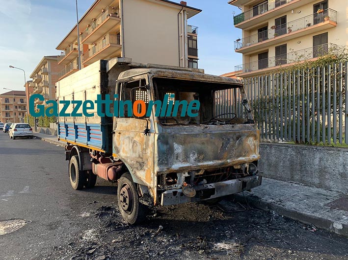 Giarre, a fuoco un autocarro in via Marrone