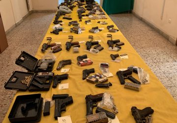 Catania: sequestrato un arsenale (32 armi e 3.000 munizioni) sotterrato in un terreno alla Playa