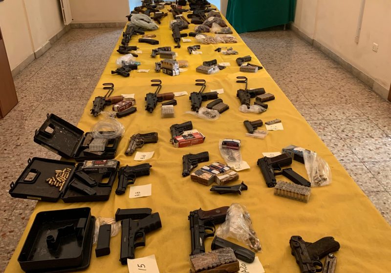 Catania: sequestrato un arsenale (32 armi e 3.000 munizioni) sotterrato in un terreno alla Playa