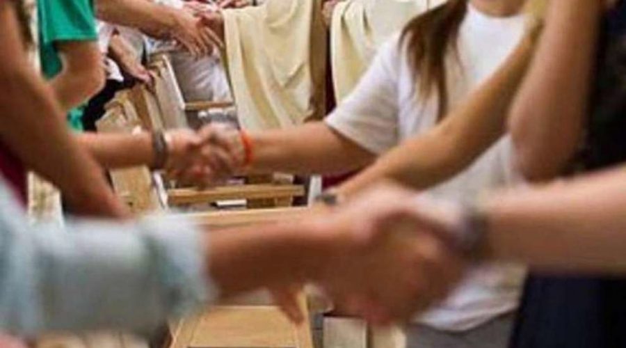 Coronavirus, la Diocesi di Acireale: a messa lo scambio della pace ma senza mano